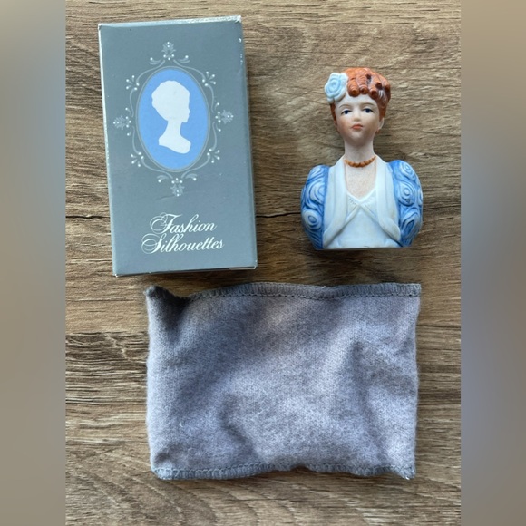 Vintage AVON American Fashion Silhouette Thimble Circa 1930’s  1983 BOX & BAG! - Picture 1 of 5